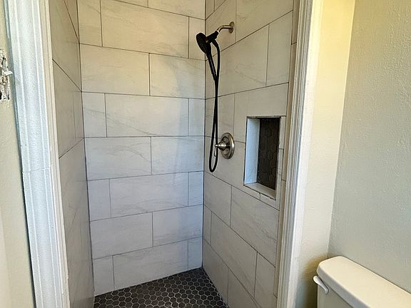4th image of 311 Douglas Dr
