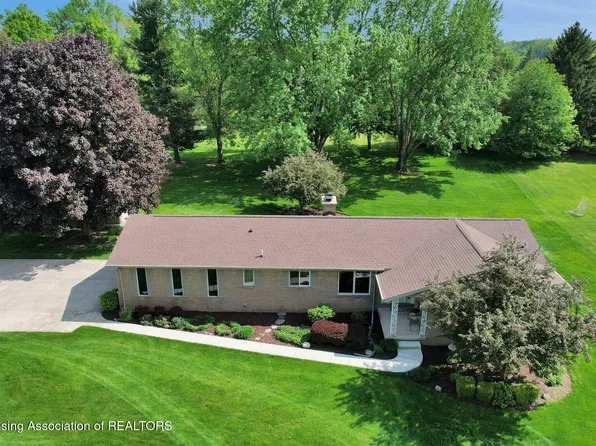 10079 Woodland Acres Dr, Grand Ledge, MI 48837