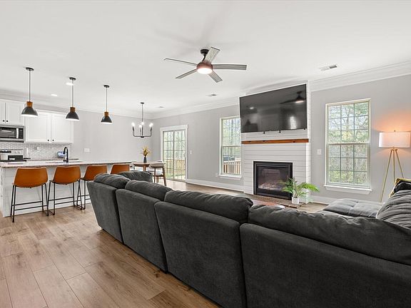 3rd image of 10 Birchall Ln