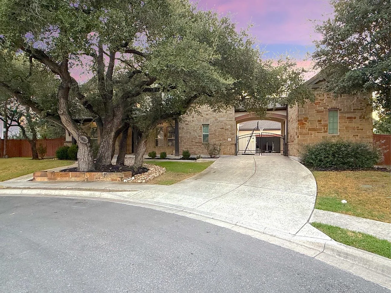 4 bed, 3.5 bath, 4103 sqft, $3,995 — Photo 2