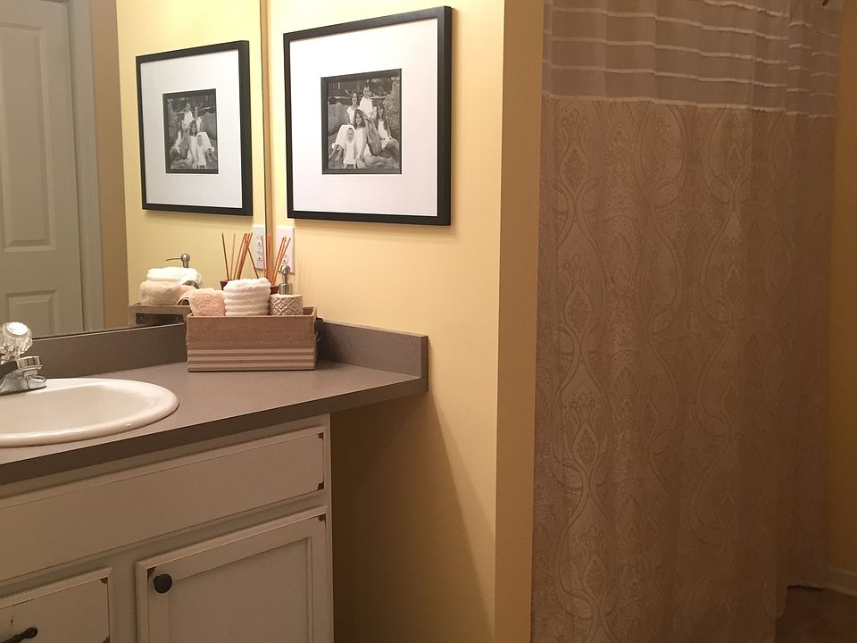 Full guest bathroom