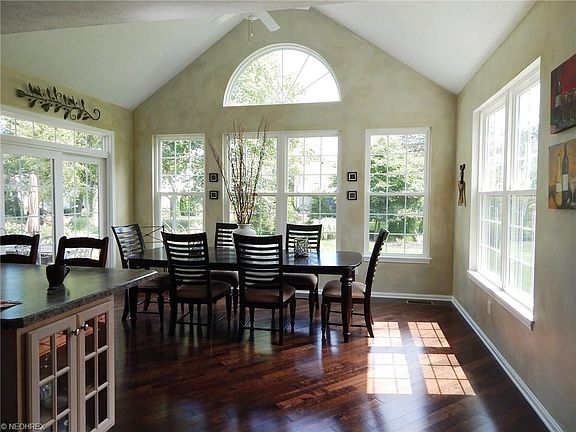 3rd image of 383 Harbor Ct