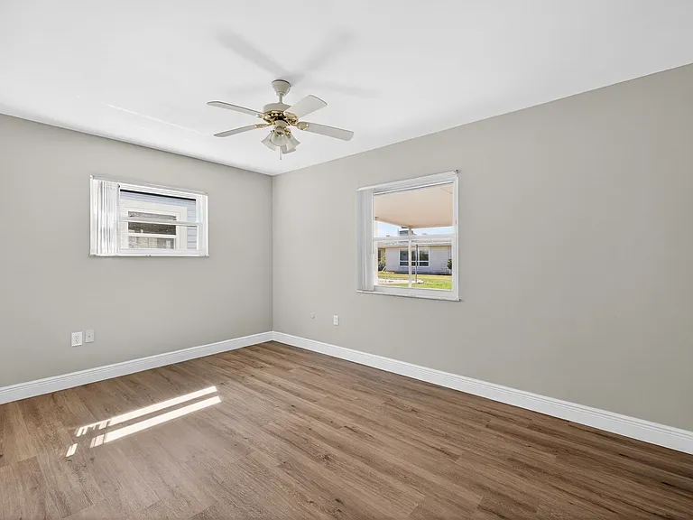 1528 Chevy Chase Dr — Photo 15