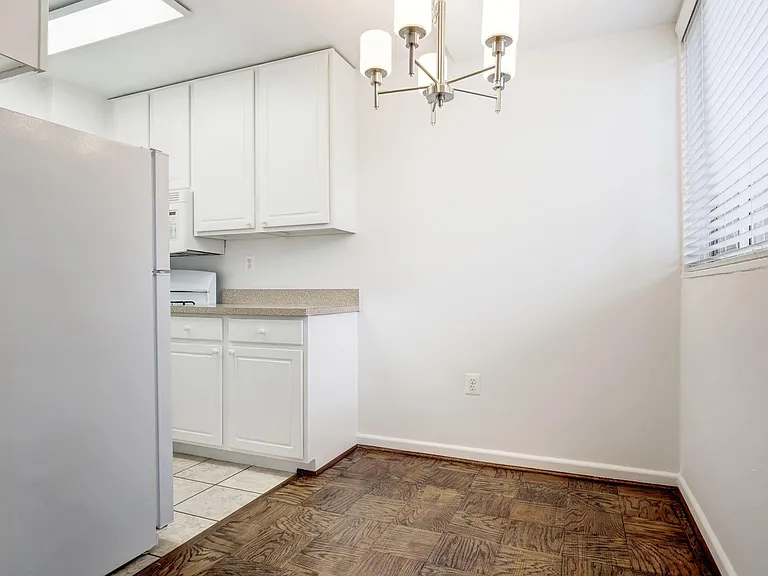 Hill House Apartments — Photo 8