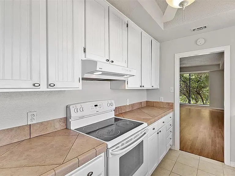 1823 Hillcrest St — Photo 8