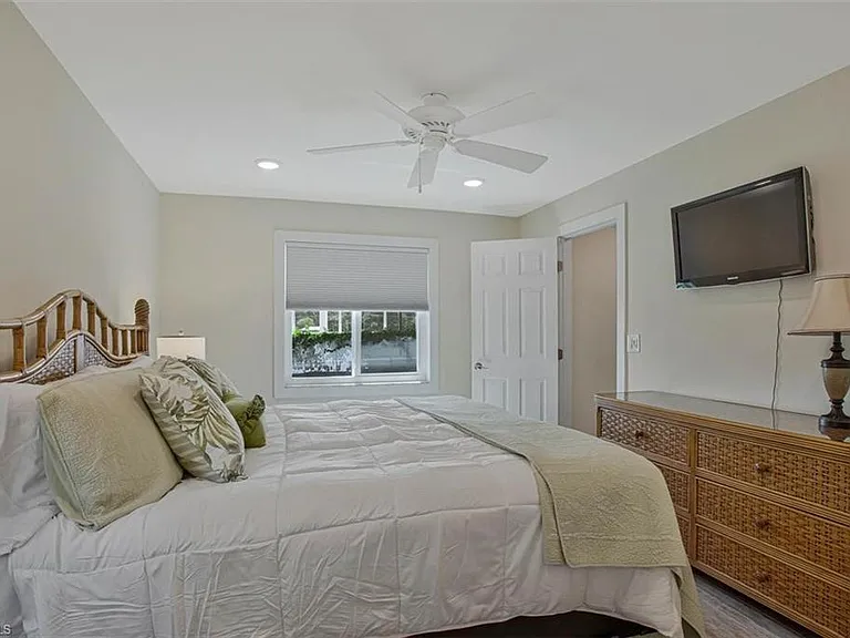 4298 27th Ct SW #101 — Photo 24