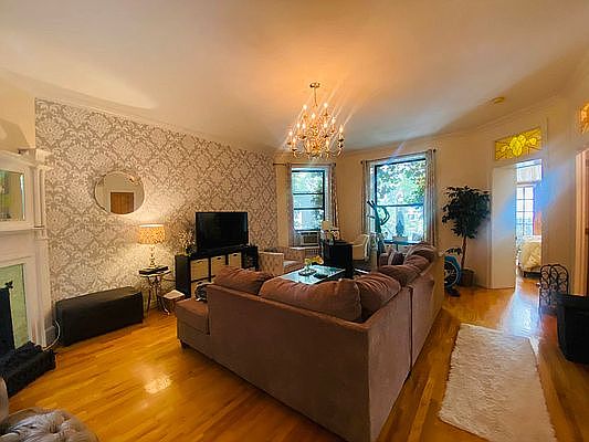 2nd image of 305 W 91st St APT 3r
