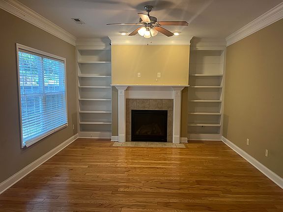 2nd image of 924 Vicar Ln