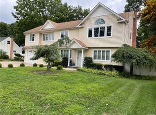 27 Wabil Rd, Miller Place, NY 11764