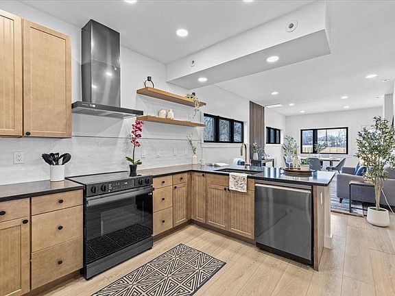 4th image of 307 W Elizabeth St #1