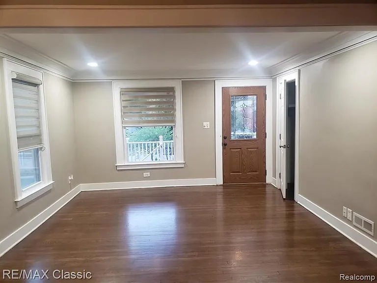 617 E 3rd St #1 — Photo 5