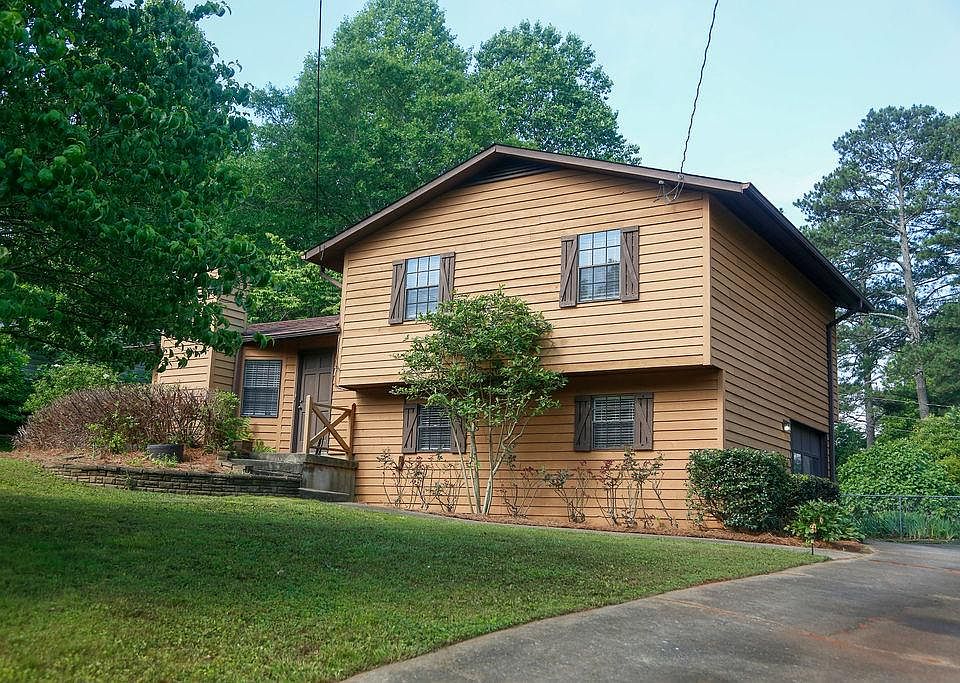 Split level home in private cul-de-sac