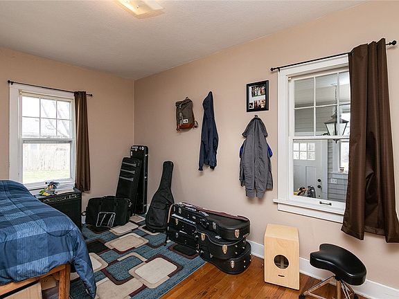 5th image of 302 N Kenwood Blvd