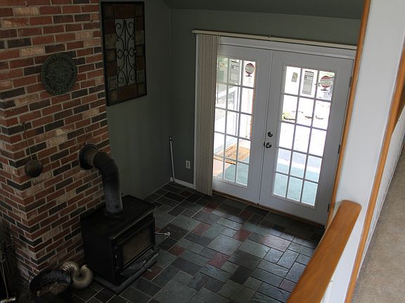 Wood stove w/new chimney 
