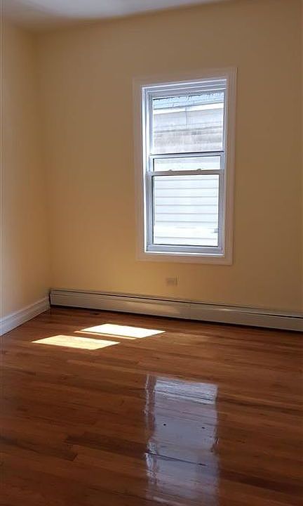 2nd image of 1872 Barnes Ave