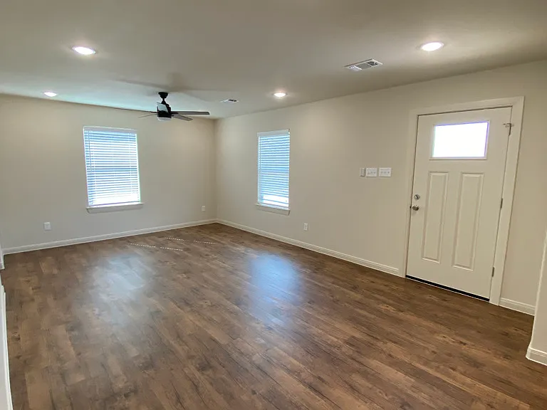 420 E Shepherd St — Photo 2