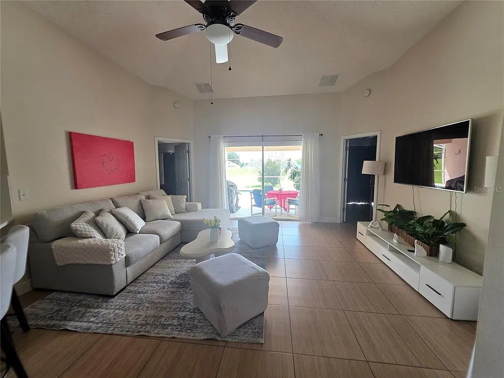 4 bed, 3.0 bath, 1723 sqft, $2,300 — Photo 4