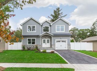 33 Raynham Dr, Syosset, NY 11791