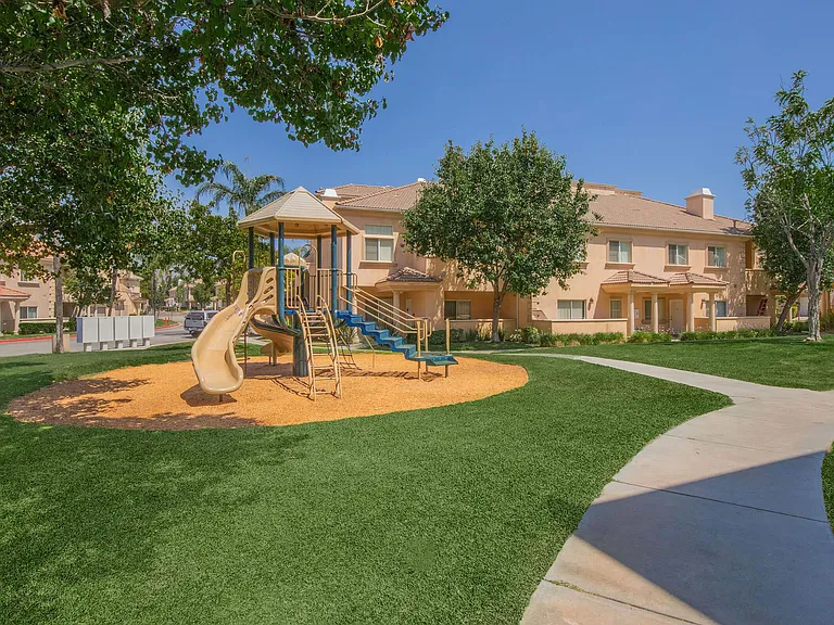 Colony Townhomes — Photo 8