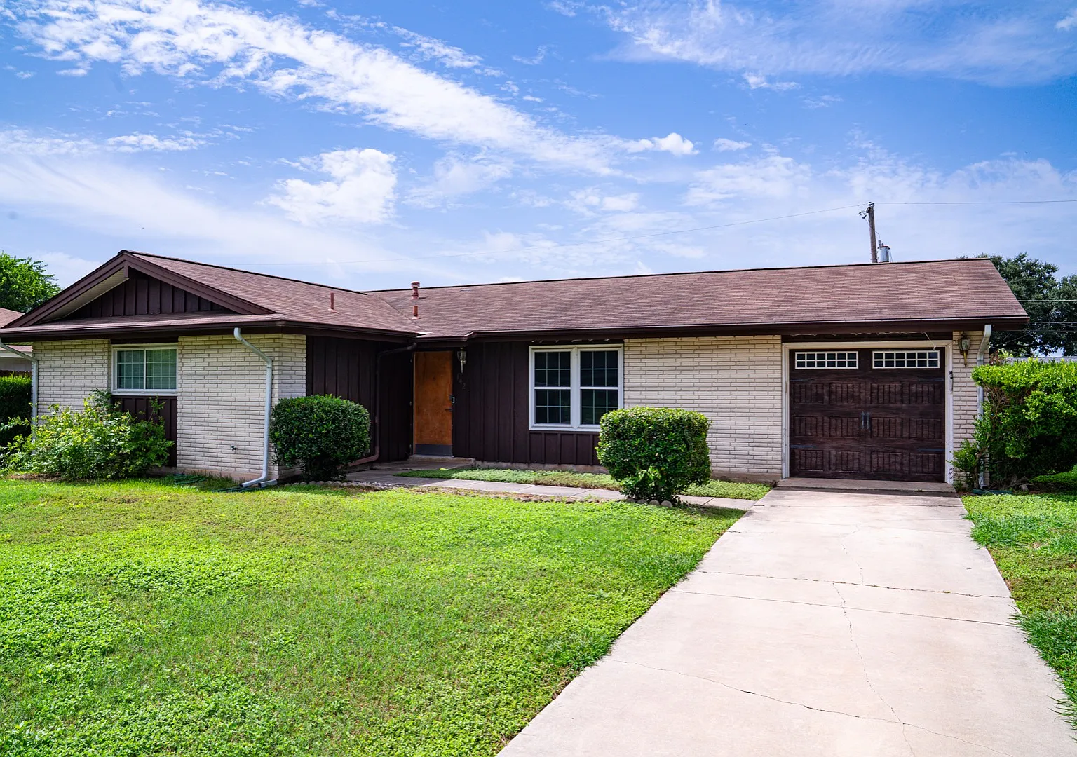 142 Meadow Glen Dr — Photo 1