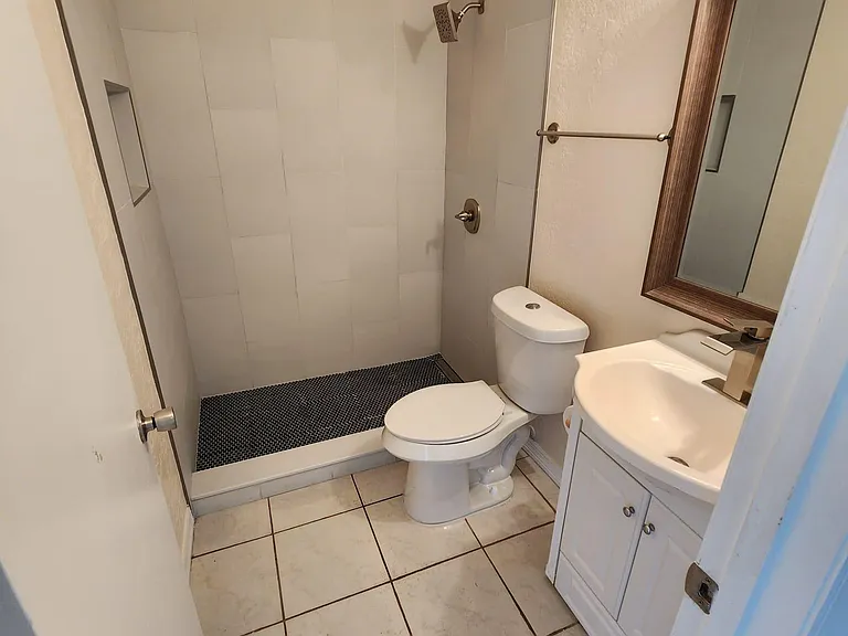 1014 NE 5th Pl — Photo 8