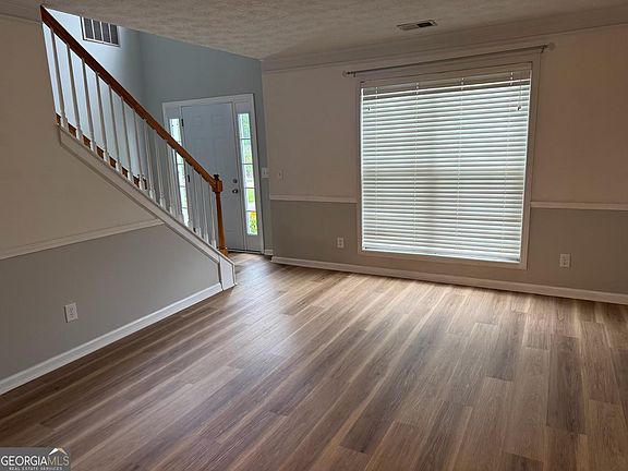 3rd image of 19 Carriage Lake Dr