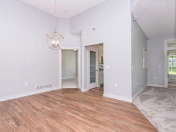 5th image of 2501 Claremont Dr