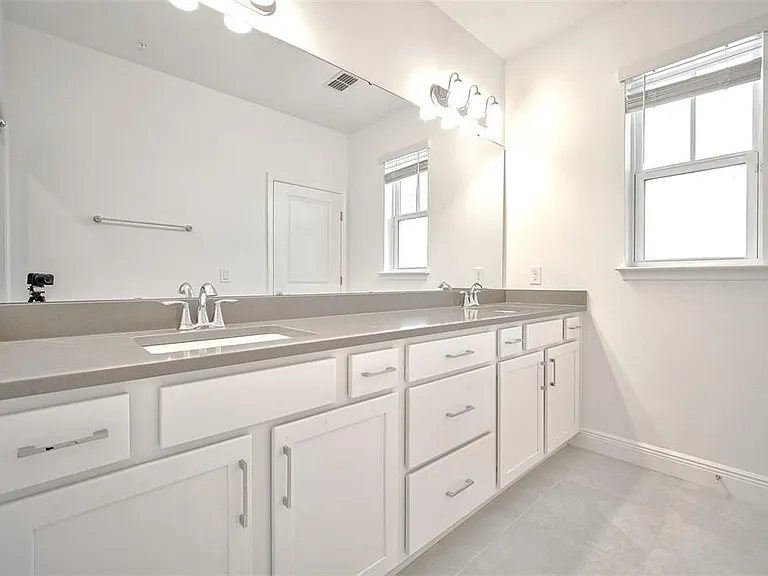 7035 Nemours Pkwy — Photo 21