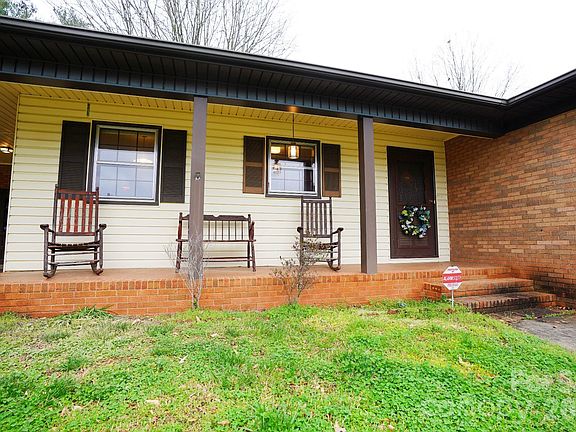 2nd image of 915 Woods Dr