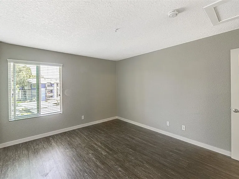 River House Apartments — Photo 14