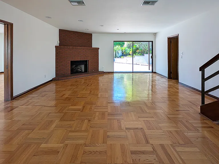 545 Hillgreen Dr — Photo 2