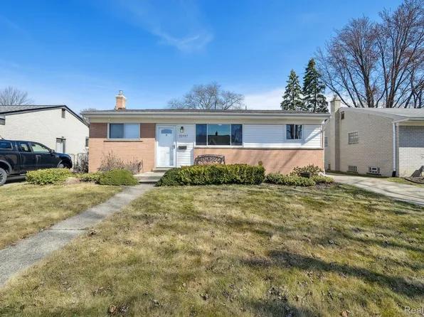 22947 Socia St, Saint Clair Shores, MI 48082