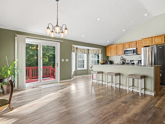 3rd image of 37 Moreland Green Dr