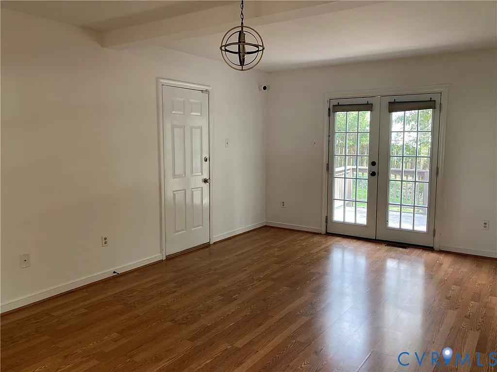3 bed, 3.0 bath, 1487 sqft, $2,200 — Photo 2