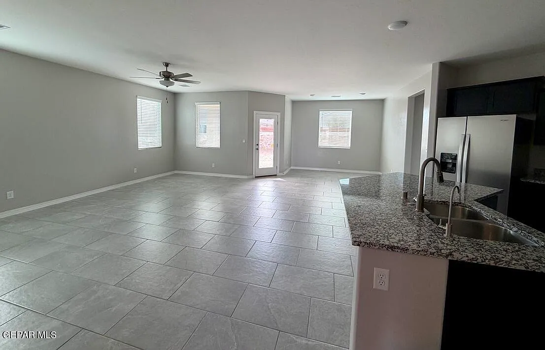 3 bed, 2.0 bath, 1709 sqft, $2,095 — Photo 3
