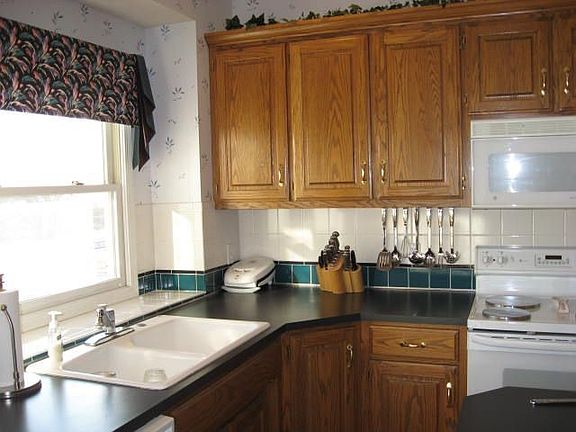 Spacious kitchen...to much to show here!
