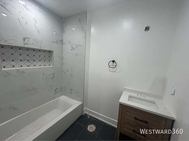 805 W Weed St #3W — Photo 10