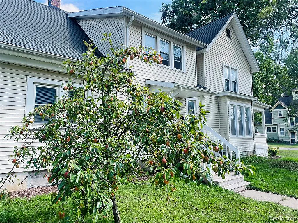 4 bed, 2.0 bath, 2026 sqft, $3,295 — Photo 2