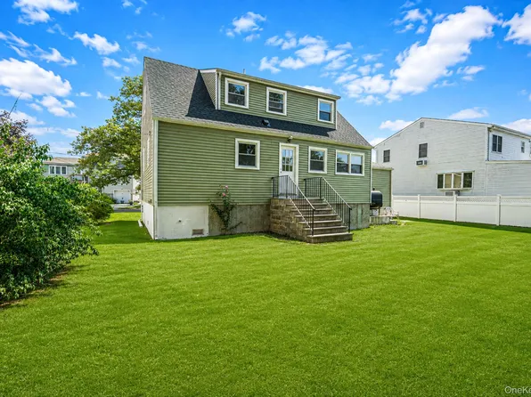 556 S Bayview Avenue, Freeport, NY 11520