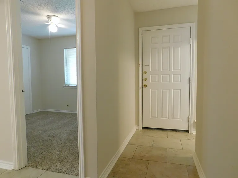 2204 Canterbury Ct #2204 — Photo 5
