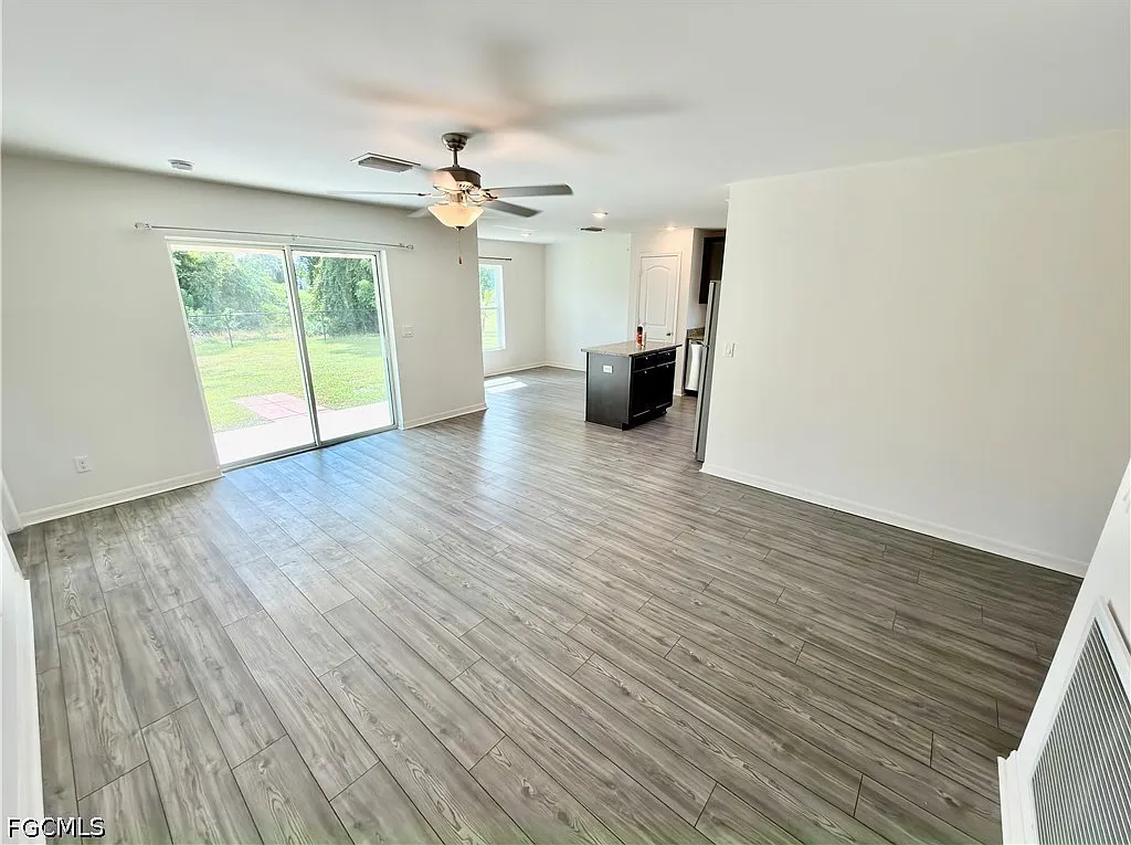 3 bed, 2.0 bath, 1394 sqft, $2,050 — Photo 2