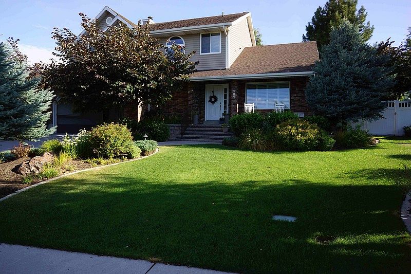 Front Yard
						:
						House faces due south