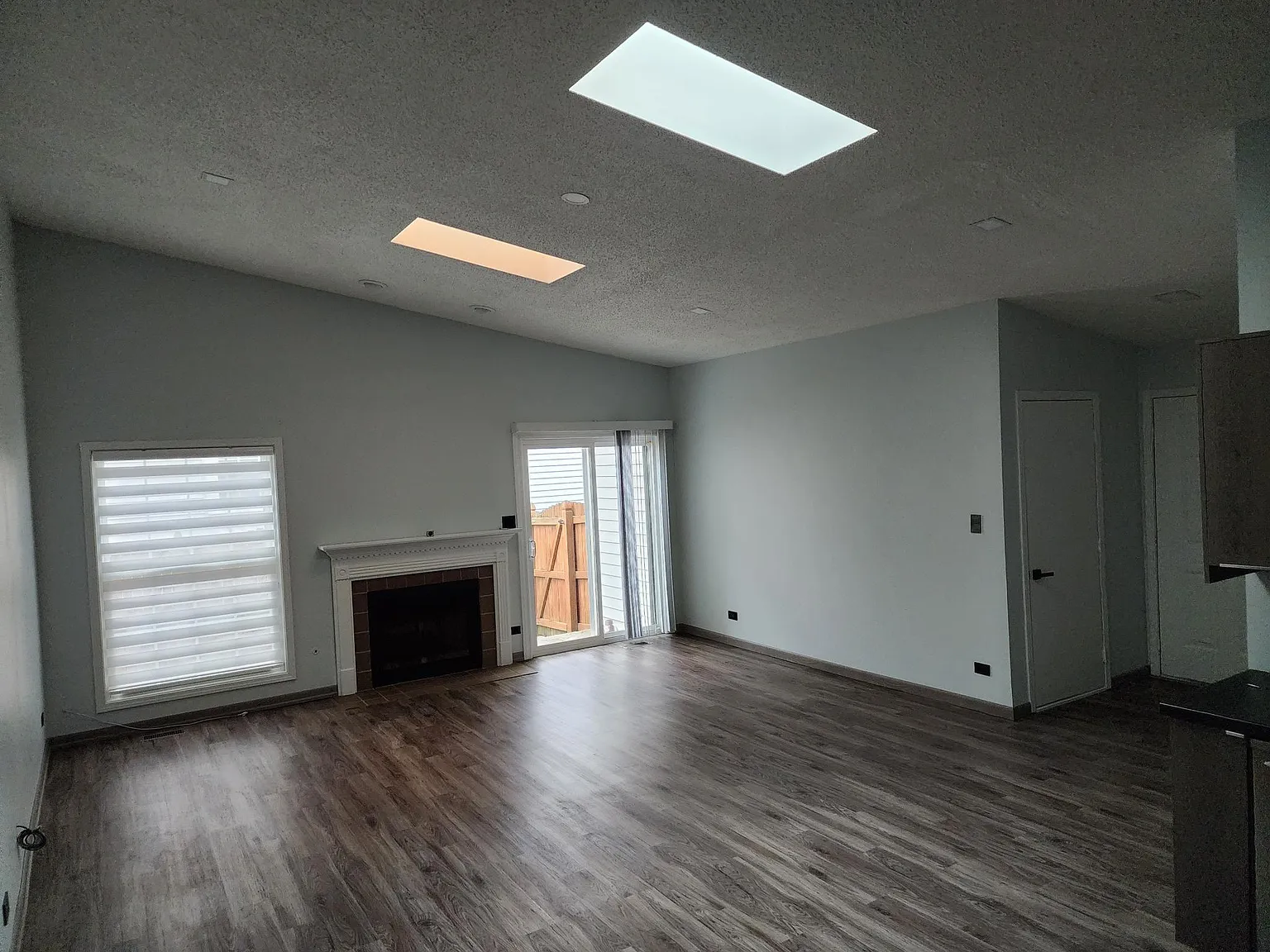 3 bed, 1360 sqft, $2,950 — Photo 2