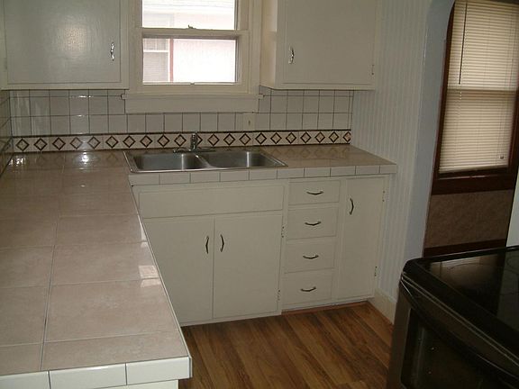 5th image of 821 Sheridan St