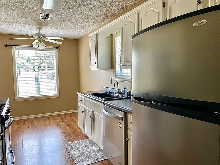 656 Bartlett Ln — Photo 4