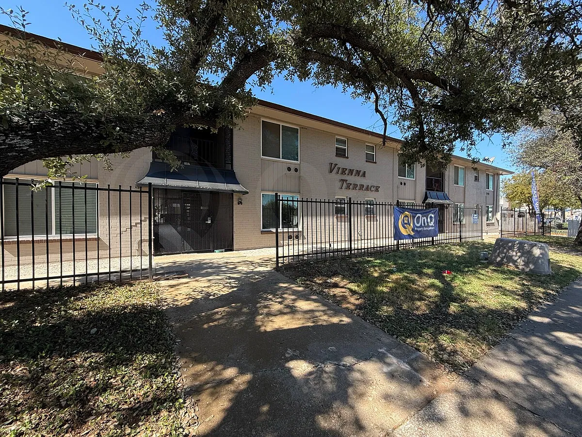 2 bed, 1.0 bath, 880 sqft, $1,170 — Photo 3