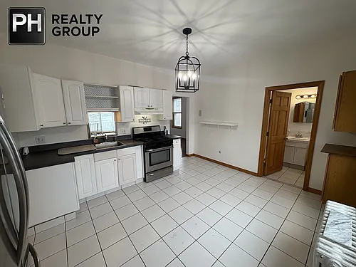 573 Shirley St #2 Photo 1