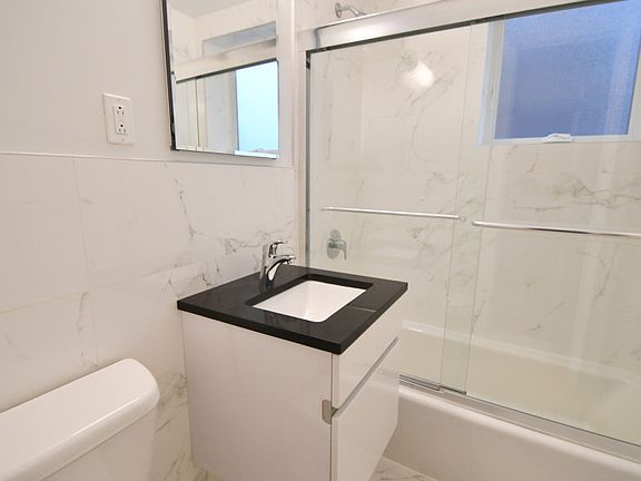 Harbor House - bathroom - H25-02G Reno