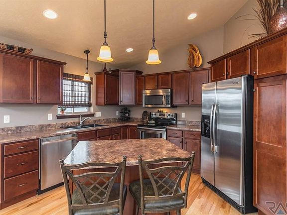 4th image of 3913 W 91st St