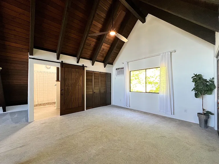 542 E Spring St — Photo 28